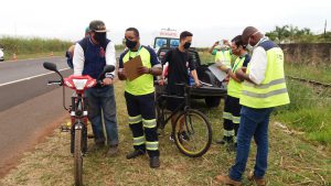 Ciclistas foram orientados sobre segurança no trânsito e as bicicletas receberam adesivos refletivos