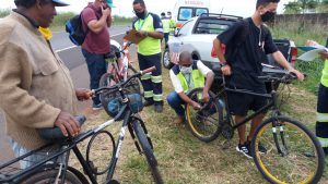 Ciclistas foram orientados sobre segurança no trânsito e as bicicletas receberam adesivos refletivos