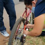 Ciclistas foram orientados sobre segurança no trânsito e as bicicletas receberam adesivos refletivos