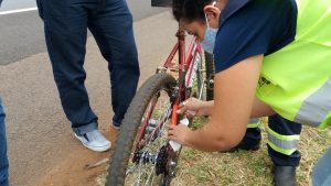 Ciclistas foram orientados sobre segurança no trânsito e as bicicletas receberam adesivos refletivos