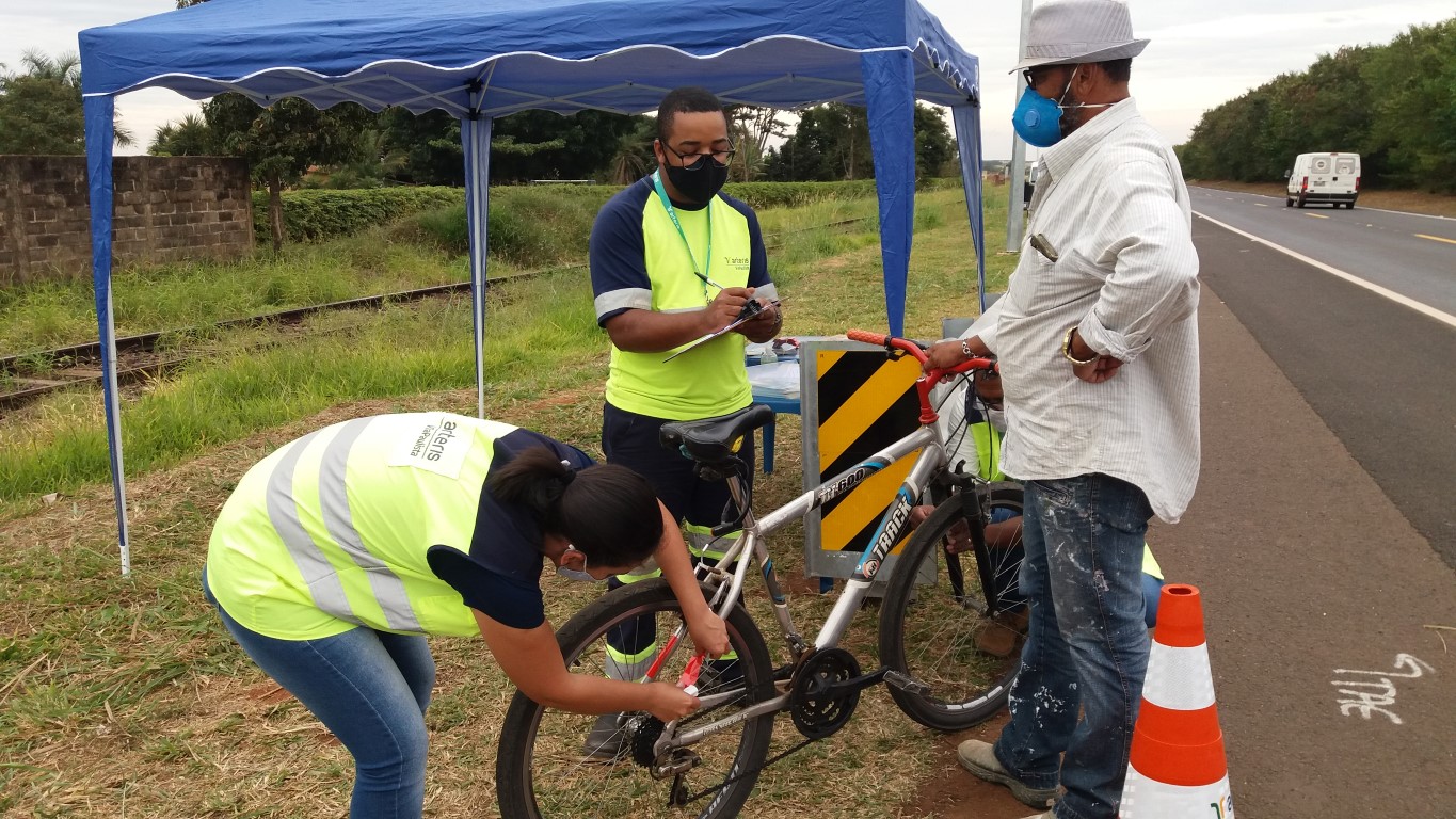 Ciclistas foram orientados sobre segurança no trânsito e as bicicletas receberam adesivos refletivos