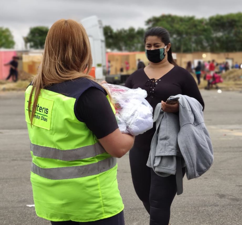 Entrega de máscaras para comunidade em SP