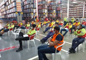 COLABORADORES ATENTOS NA PALESTRA