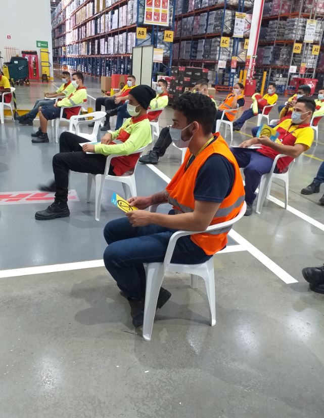 COLABORADORES ATENTOS NA PALESTRA