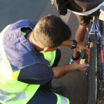 Adesivos refletivos instalados nas bicicletas