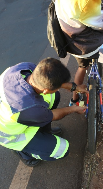 Adesivos refletivos instalados nas bicicletas