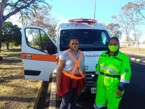 equipes realizaram a abordagem e orientação dos pedestres e coletes refletivos