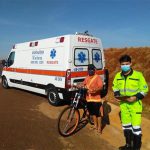 equipe do resgate aborda e orienta ciclistas sobre segurança no trânsito - orientação sobre o uso co colete refletivo e lanterna