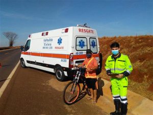 equipe do resgate aborda e orienta ciclistas sobre segurança no trânsito - orientação sobre o uso co colete refletivo e lanterna