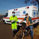 equipe do resgate aborda e orienta ciclistas sobre segurança no trânsito - orientação sobre o uso co colete refletivo e lanterna