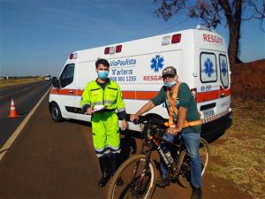 equipe do resgate aborda e orienta ciclistas sobre segurança no trânsito - orientação sobre o uso co colete refletivo e lanterna