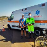 equipe do resgate aborda e orienta ciclistas sobre segurança no trânsito - orientação sobre o uso co colete refletivo e lanterna