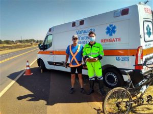 equipe do resgate aborda e orienta ciclistas sobre segurança no trânsito - orientação sobre o uso co colete refletivo e lanterna