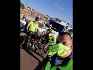 equipe do resgate aborda e orienta ciclistas sobre segurança no trânsito - orientação sobre o uso co colete refletivo e lanterna