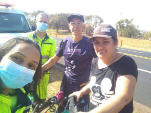 equipe de resgate aborda e orienta usuários na rodovia