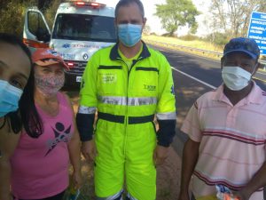 equipe de resgate abordou e orientou pedestres na rodovia - orientação sobre o uso do colete refletivo e lanterna