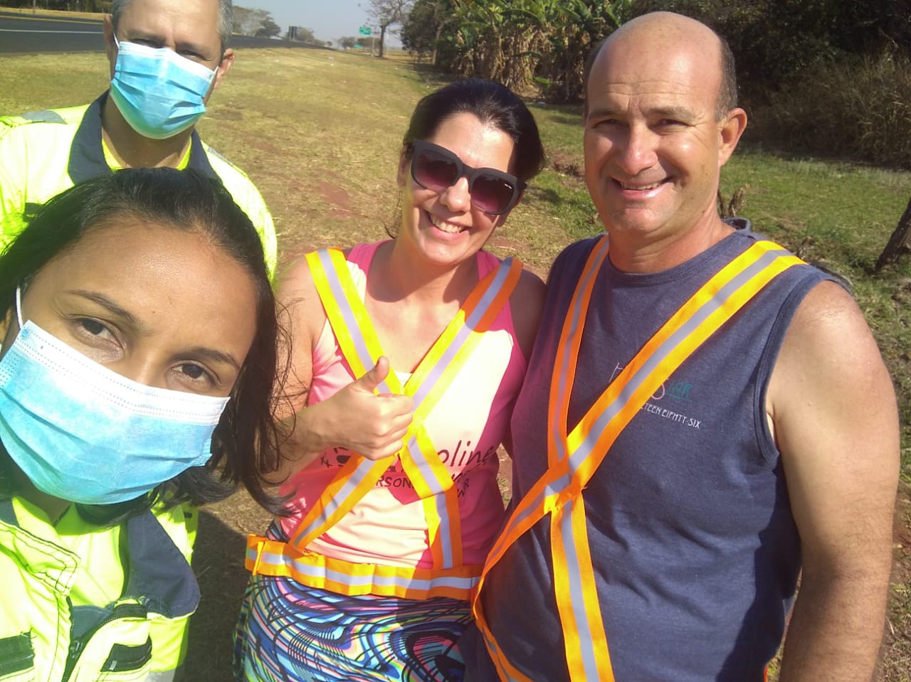 equipe de resgate abordou e orientou pedestres na rodovia - orientação sobre o uso do colete refletivo e lanterna