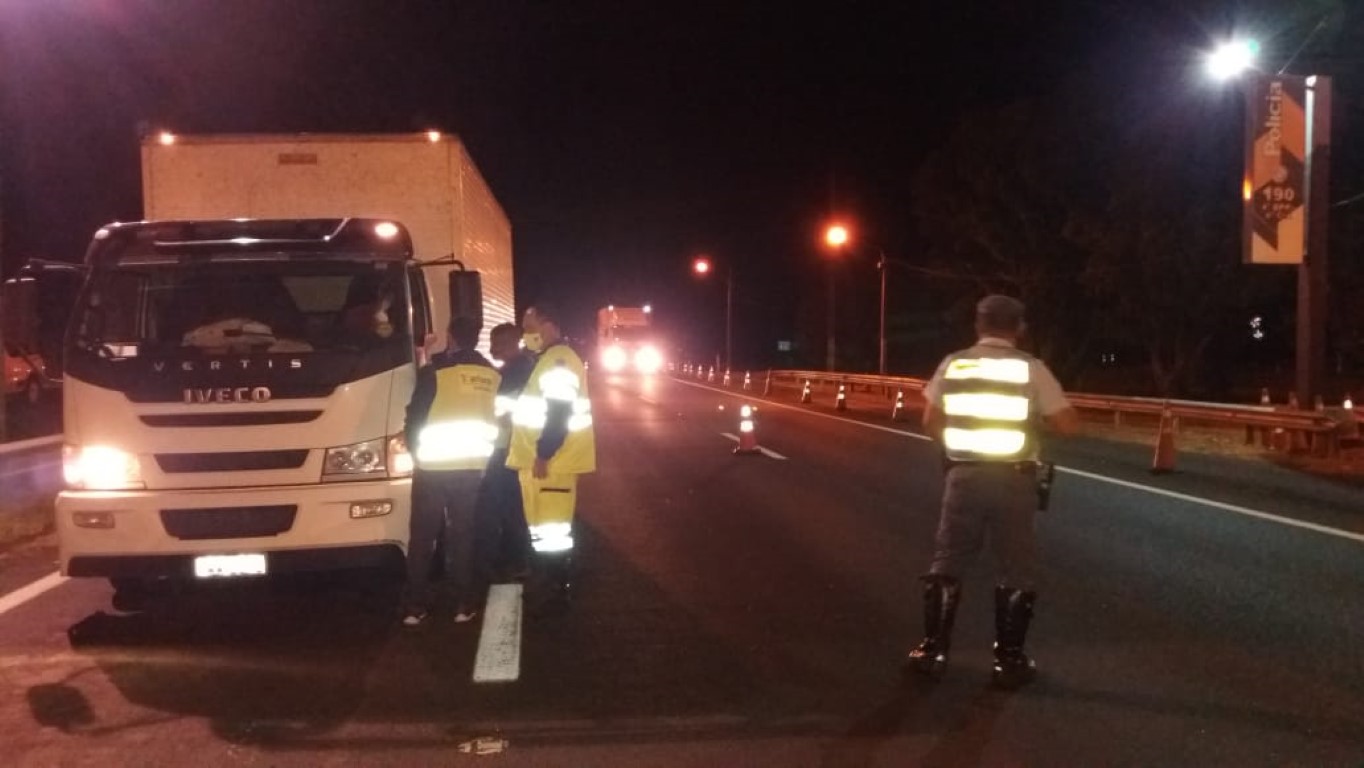 Equipe da ViaPaulista e da PMRV abordaram e orientaram os caminhoneiros sobre segurança no trânsito e a sonolência ao volante