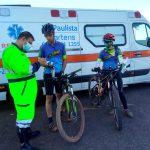 equipes do resgate da concessionária abordaram e orientaram ciclistas sobre segurança no trânsito além de oferecer colete refletivo e mini lanterna