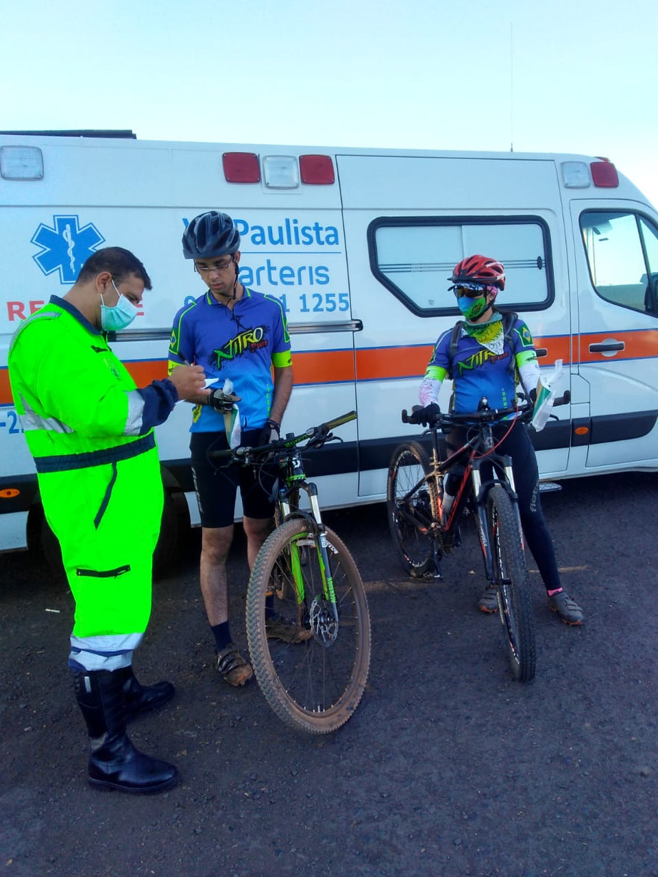 equipes do resgate da concessionária abordaram e orientaram ciclistas sobre segurança no trânsito além de oferecer colete refletivo e mini lanterna