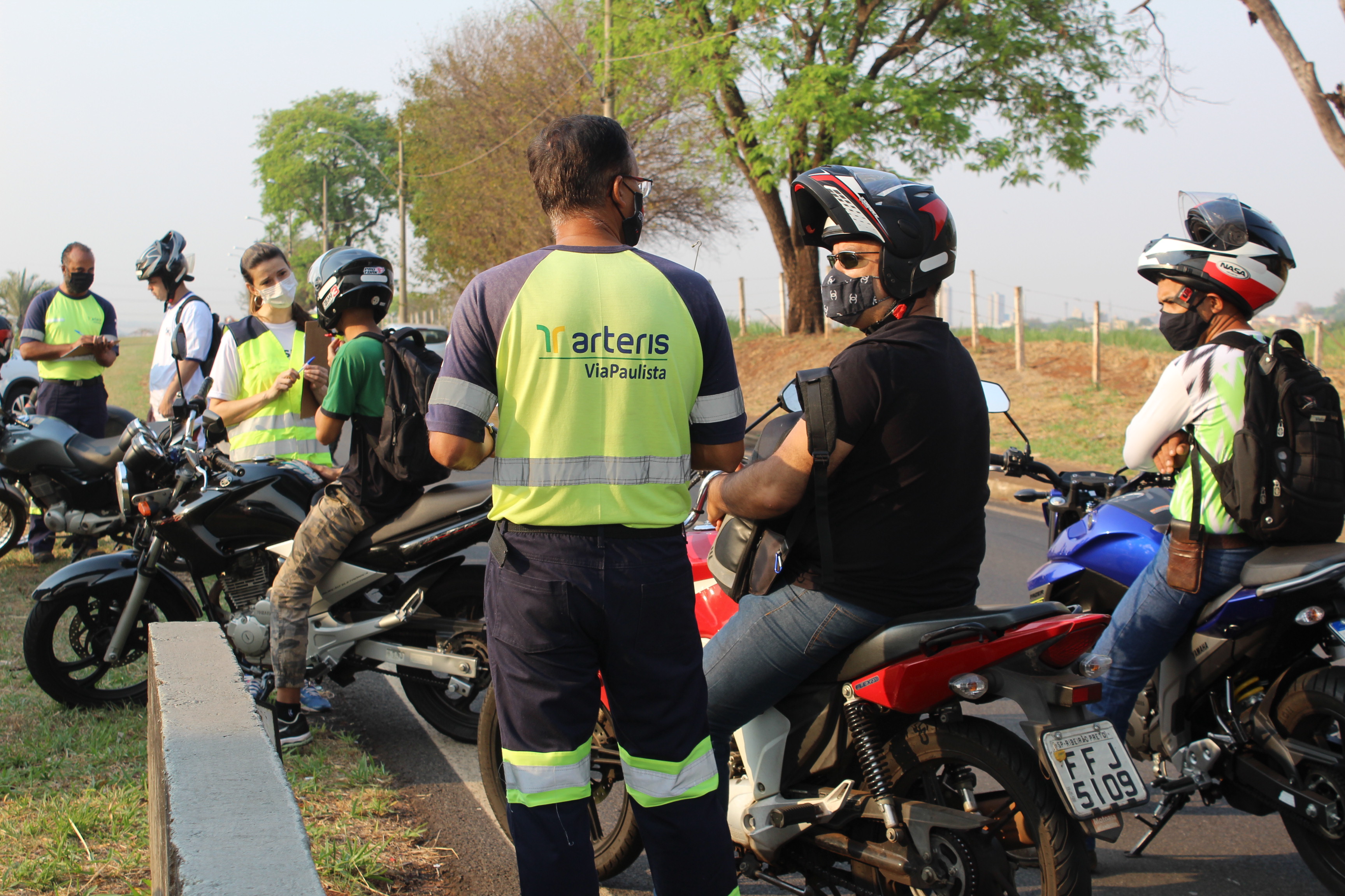 Equipe da ViaPaulista e PMRV abordaram e orientaram motociclistas sobre segurança no trânsito