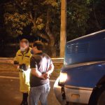 Equipe da Arteris ViaPaulista e PMRV orientaram o caminhoneiro sobre os perigos da sonolência ao volante