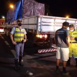 Equipe da Arteris ViaPaulista e PMRV orientaram o caminhoneiro sobre os perigos da sonolência ao volante