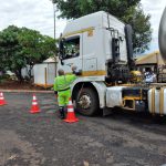 equipe da Arteris ViaPaulista orientou motoristas e passageiros sobre a importância do uso do cinto de segurança