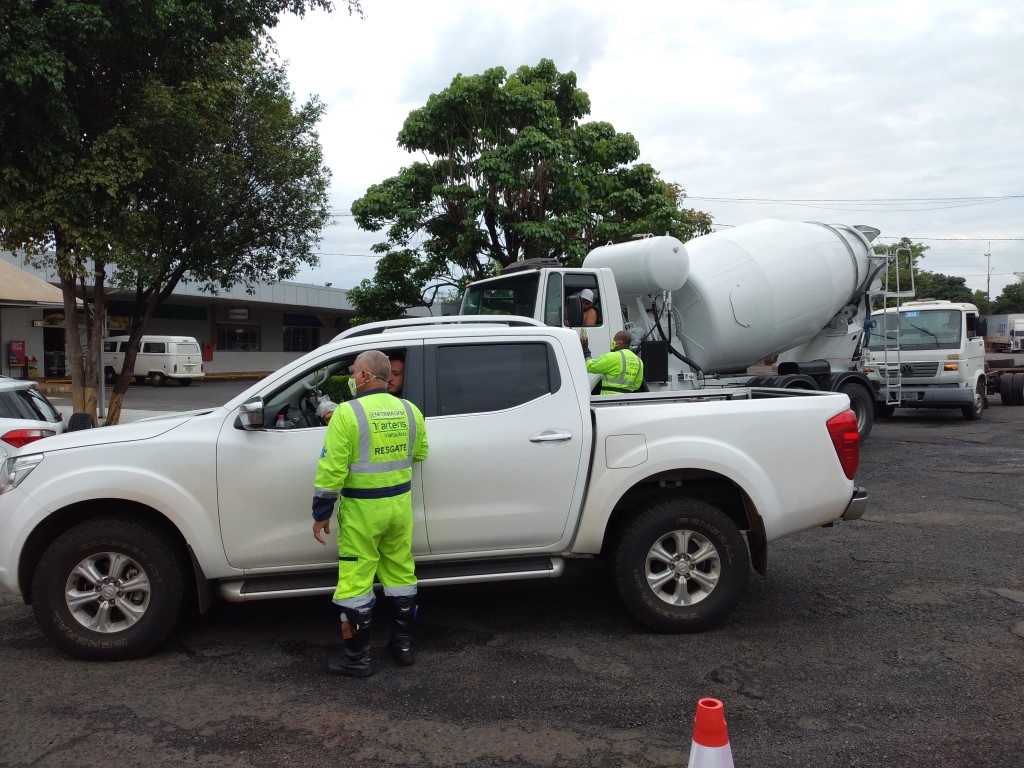 equipe da Arteris ViaPaulista orientou motoristas e passageiros sobre a importância do uso do cinto de segurança