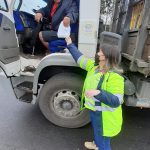 Entrega de Kit com álcool em gel e máscara.