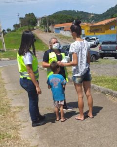 ENTREGA DO KIT HIGIENE E ORIENTAÇÃO SOBRE UMA TRAVESSIA SEGURA E CORRETA