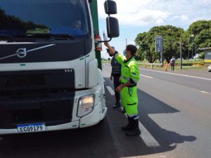 Itens como pneus, tacógrafos e documentação foram verificados