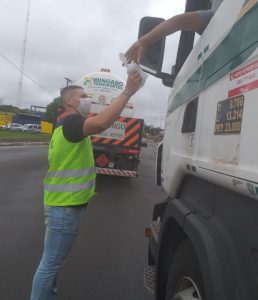 ENTREGA DO KIT HIGIENE E ORIENTAÇÃO SOBRE SEGURANÇA NO TRÂNSITO