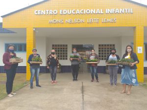 Entrega de mudas de flores para Escola CEMEI - Monsenhor Nelson Leite Lemes