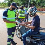 os motociclistas receberam kits de higiene, folhetos educativos sobre segurança no trânsito e saúde e antenas aparadoras de linha de cerol