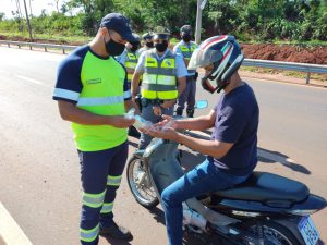 os motociclistas receberam kits de higiene, folhetos educativos sobre segurança no trânsito e saúde e antenas aparadoras de linha de cerol