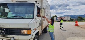 ENTREGA DE KIT HIGIENE E ORIENTAÇÃO SOBRE A IMPORTÂNCIA DO USO DO CINTO DE SEGURANÇA