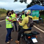 Além de orientação sobre trânsito seguro e respeito a vida, equipe da concessionária entregou kits de higiene com álcool gel 70%, máscaras descartáveis e folhetos de educativos e de saúde