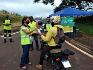 Além de orientação sobre trânsito seguro e respeito a vida, equipe da concessionária entregou kits de higiene com álcool gel 70%, máscaras descartáveis e folhetos de educativos e de saúde