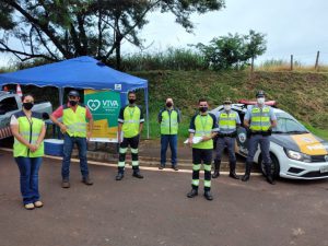 Equipe da concessionária VP e Policiamento Militar Rodoviário