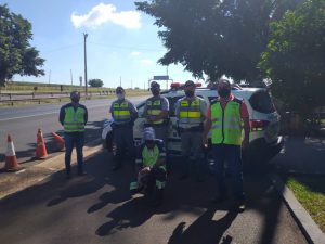 equipe de tráfego e PMRV no posto de pesagem em Brodowski