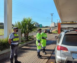 todos os motoristas e passageiros foram orientados sobre o uso obrigatório do cinto de segurança para todos os ocupantes do veículo
