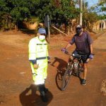 Equipe da concessionária orientou ciclistas sobre segurança no trânsito