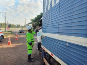 Motoristas e passageiros orientados sobre o uso do cinto de segurança