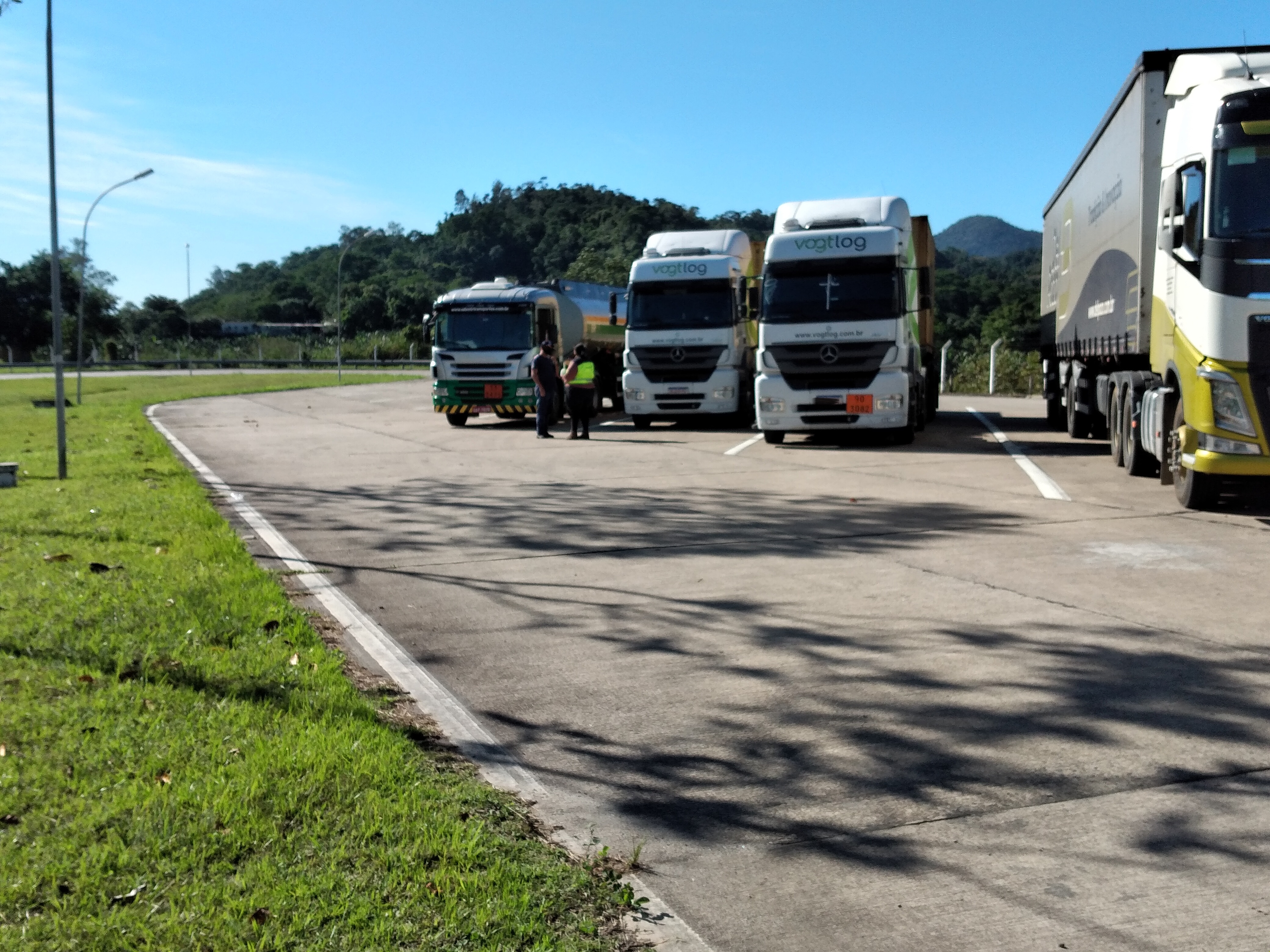 Abordagem e orientações sobre o uso obrigatório do cinto de segurança para todos.