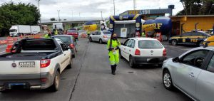 Abordagem e orientações sobre o uso obrigatório do cinto de segurança para todos.