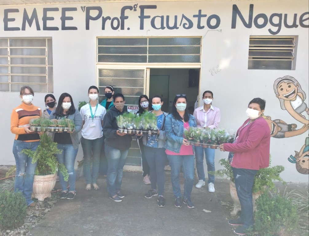 Entrega de mudas na escola