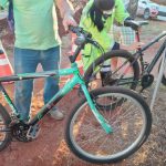 Adesivos refletivos instalados nas bicicletas