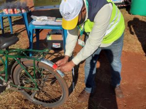Adesivos refletivos instalados nas bicicletas ( vermelhos na traseira e brancos na dianteira)