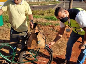 Adesivos refletivos instalados nas bicicletas ( vermelhos na traseira e brancos na dianteira)